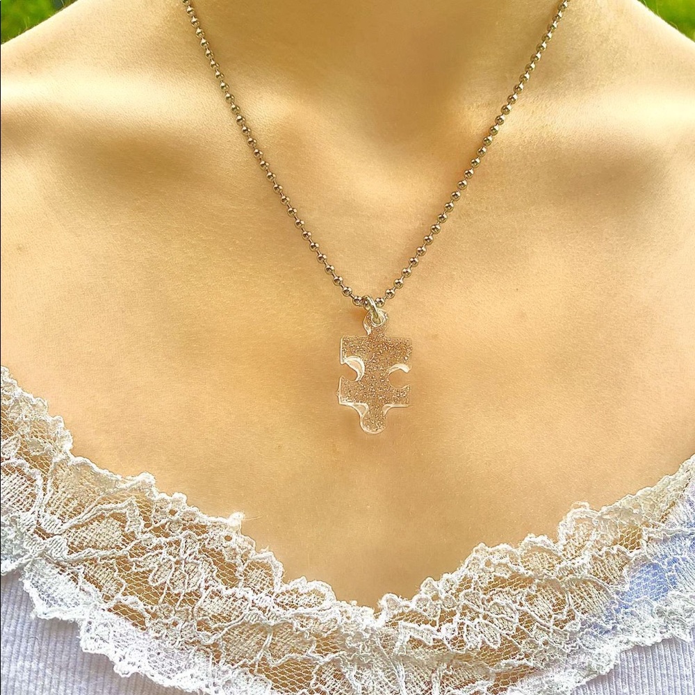 🤍SUPER CUTE SILVER RESIN PUZZLE NECKLACE🤍